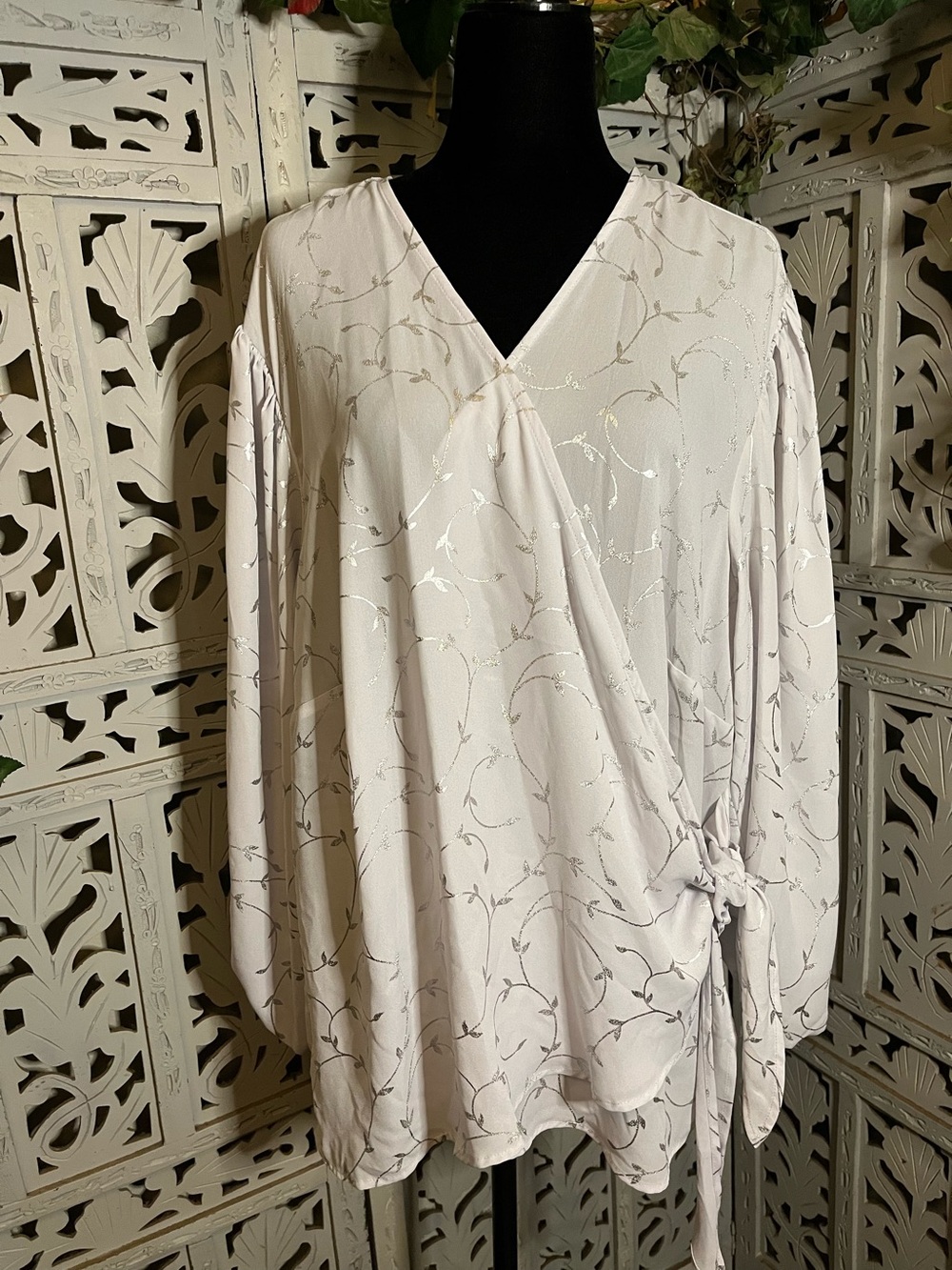 ASHLEY STEWART STYLISH WHITE & DECO METALLIC SILVER LONG SLEEVE PLUS SIZE TOP